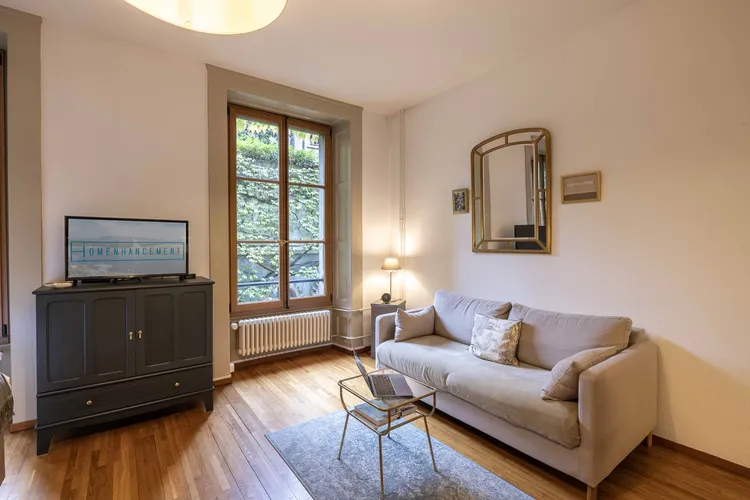 Appartement meublé au coeur de la vieille ville, pièces donnant sur la cour