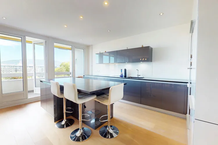 Modern 5-Room Apartment with 3 Bedrooms and Open View – Peaceful, Sought-After Neighborhood Interior 1