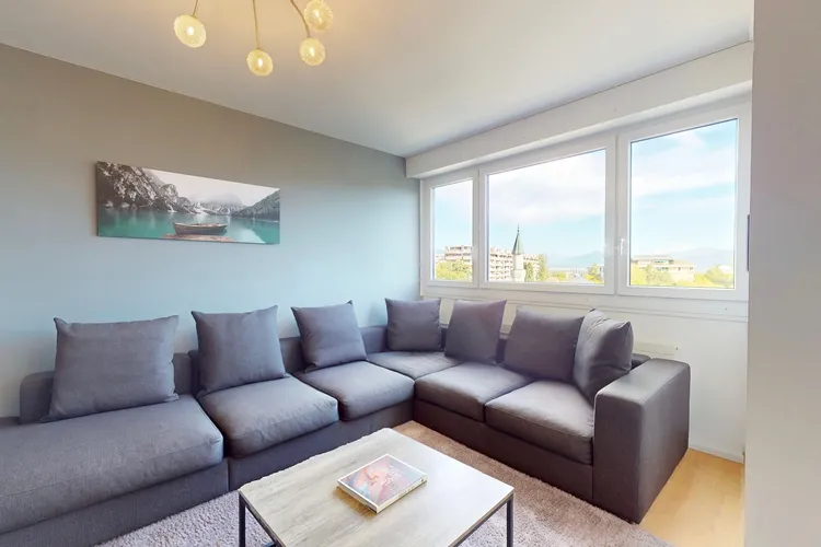 Modern 5-Room Apartment with 3 Bedrooms and Open View – Peaceful, Sought-After Neighborhood Interior 3