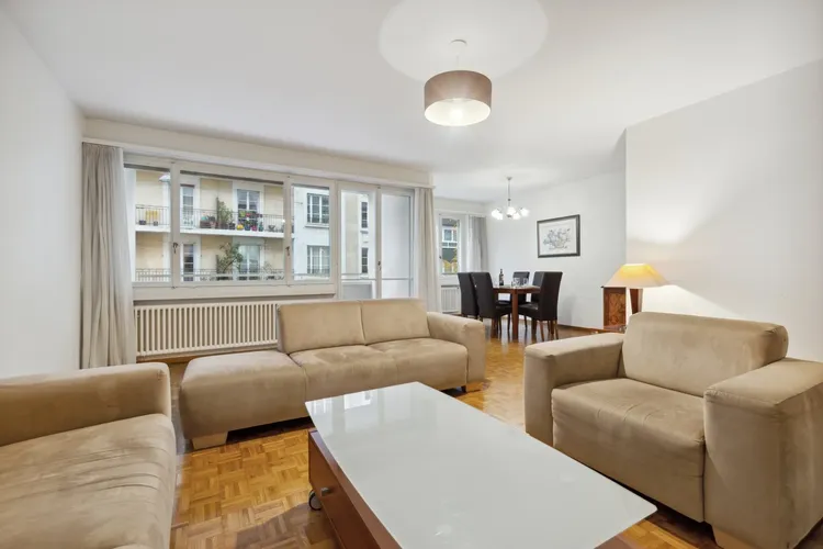 Very spacious apartment with 3 bedrooms next to a quiet and green park.