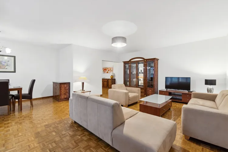 Very spacious apartment with 3 bedrooms next to a quiet and green park.  Interior 1