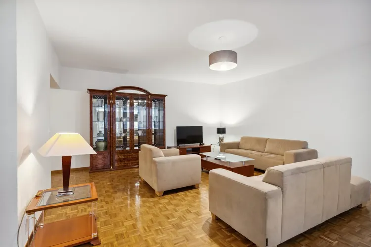 Very spacious apartment with 3 bedrooms next to a quiet and green park.  Interior 2