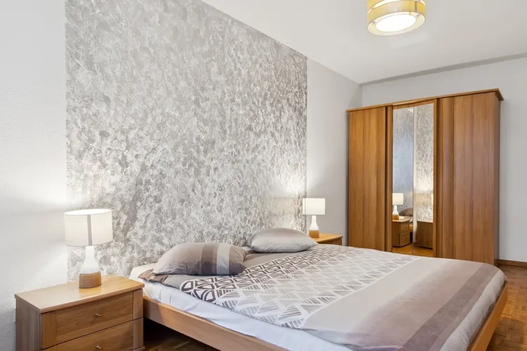 Very spacious apartment with 3 bedrooms next to a quiet and green park. Interior 4