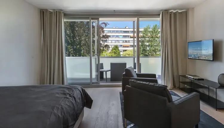 Fully furnished studio apartment with great view in Champel, Geneva Interior 2