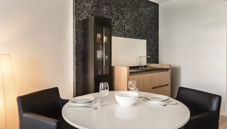 Fully furnished studio apartment with great view in Champel, Geneva Interior 3