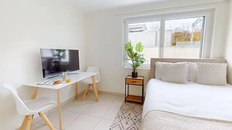 Chambre lumineuse de 15m² avec salle de bain privative et cuisine commune – Mies, Suisse Interior 1