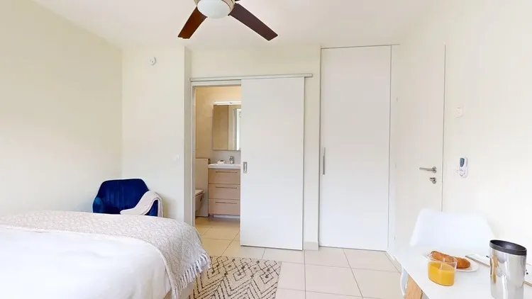 Chambre lumineuse de 15m² avec salle de bain privative et cuisine commune – Mies, Suisse Interior 2