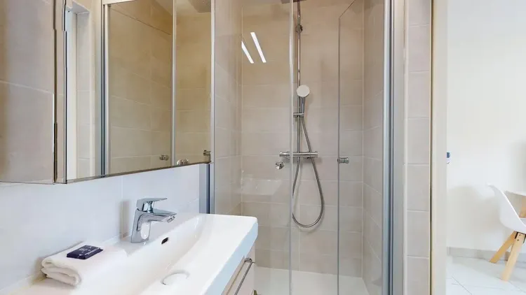 Chambre lumineuse de 15m² avec salle de bain privative et cuisine commune – Mies, Suisse Interior 3