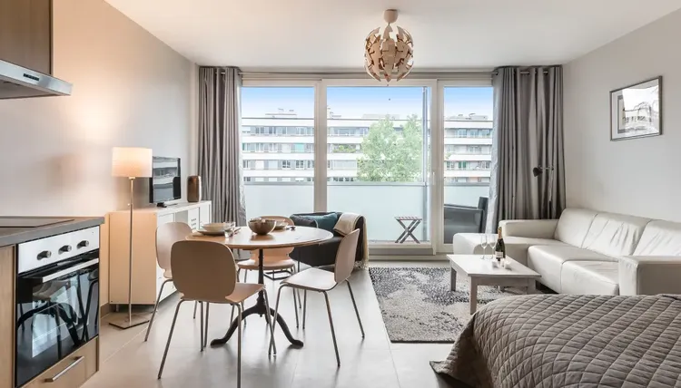 Superbe studio à petit budget avec grand balcon à Champel, Genève