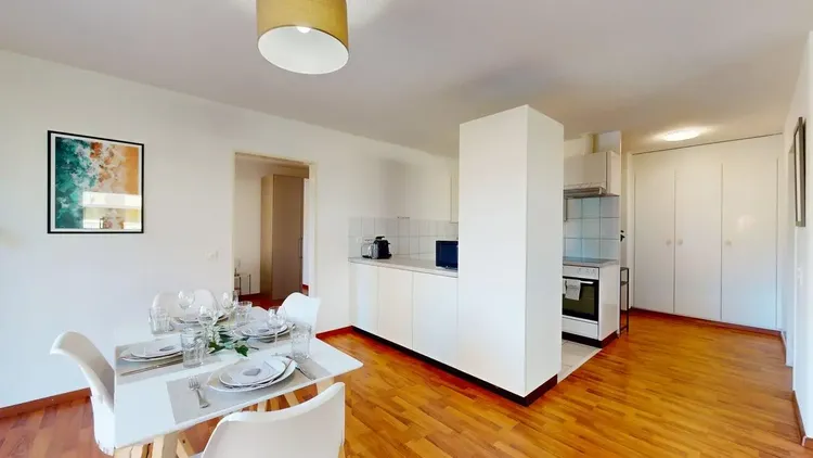 Modern 2-Bedroom Apartment with Balcony in Zurich Kreis 5 – Neugasse 83 Interior 2