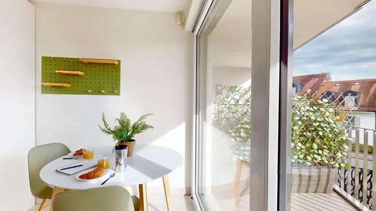 Chambre lumineuse de 20m² avec salle de bain privative et cuisine commune – Mies, Suisse Interior 1