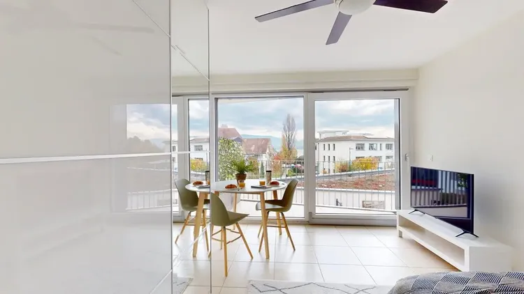 Chambre lumineuse de 20m² avec salle de bain privative et cuisine commune – Mies, Suisse Interior 2