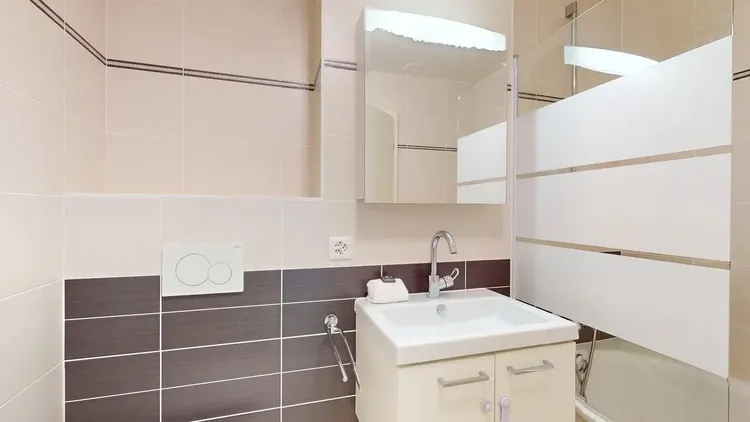 Chambre lumineuse de 20m² avec salle de bain privative et cuisine commune – Mies, Suisse Interior 3