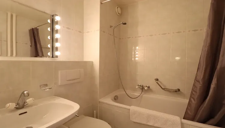 Very nice with greate location studio apartment in Champel, Geneva Interior 1