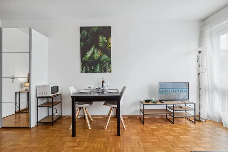 Sunny and airy studio apartment in Champel, Geneva Interior 2