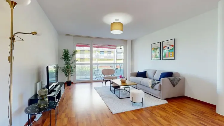 Modern 2-Bedroom Apartment with Balcony in Zurich Kreis 5 – Neugasse 83