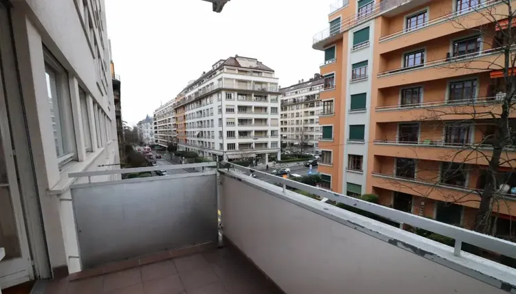 Brigth well located two bedrooms apartment in Champel, Geneva Interior 3