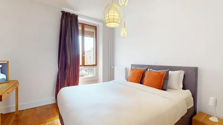 Charming 2-Bedroom Apartment in Geneva – A Blend of Classic and Contemporary Style Interior 3
