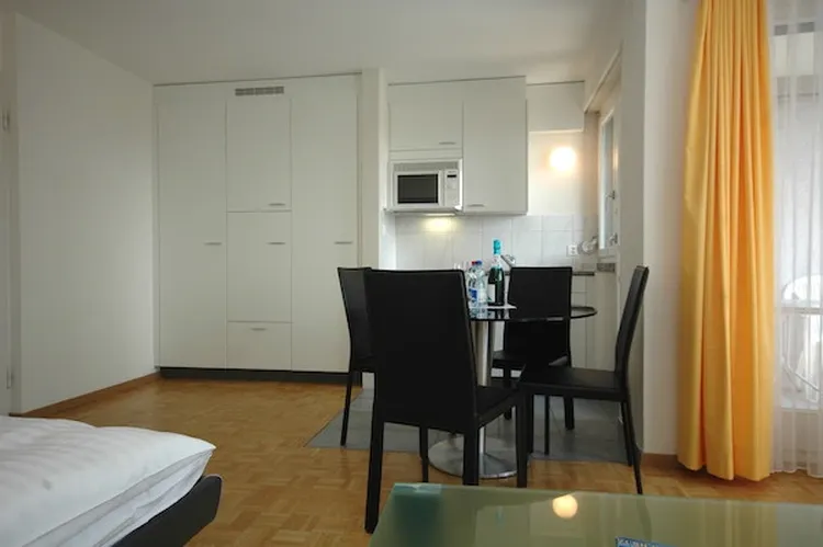 Apartment ideally located in the heart of Zurich and close to the Limmat. Interior 4