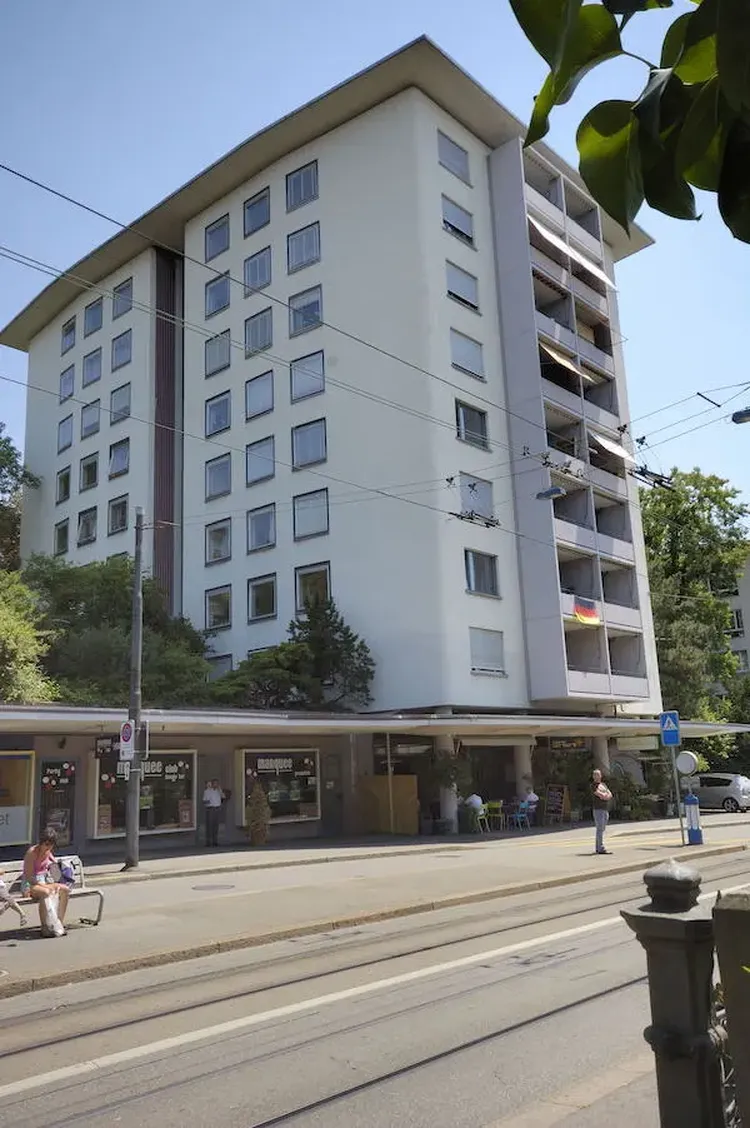 2 bedrooms ideally located in the heart of Zurich and close to the Limmat Interior 3