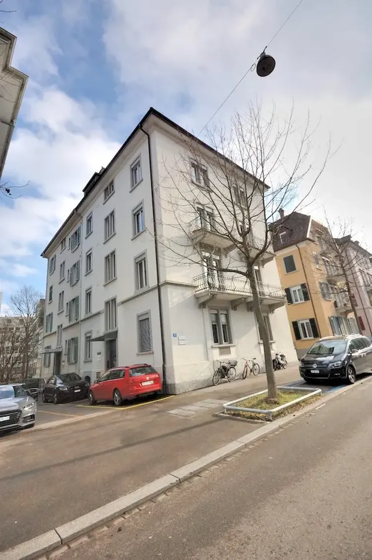  2 Bedrooms in a residential area of Zurich close to the lake. Interior 1