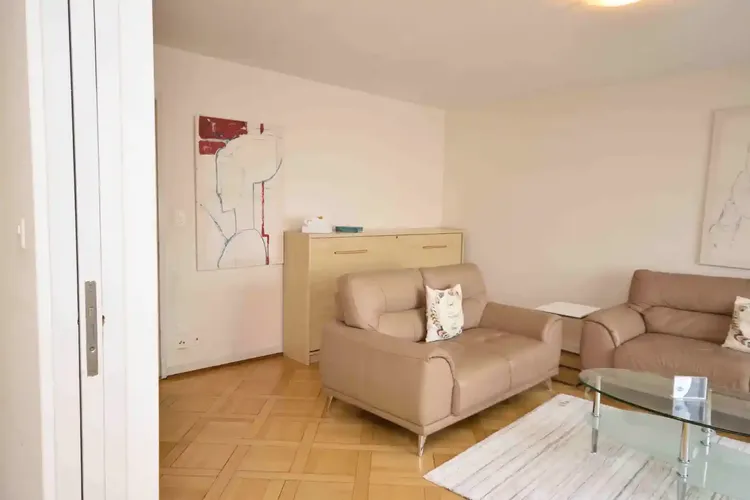 Two bedrooms ideally located in the heart of Zurich and close to the Limmat. Interior 3