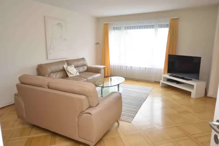 Two bedrooms ideally located in the heart of Zurich and close to the Limmat. Interior 4