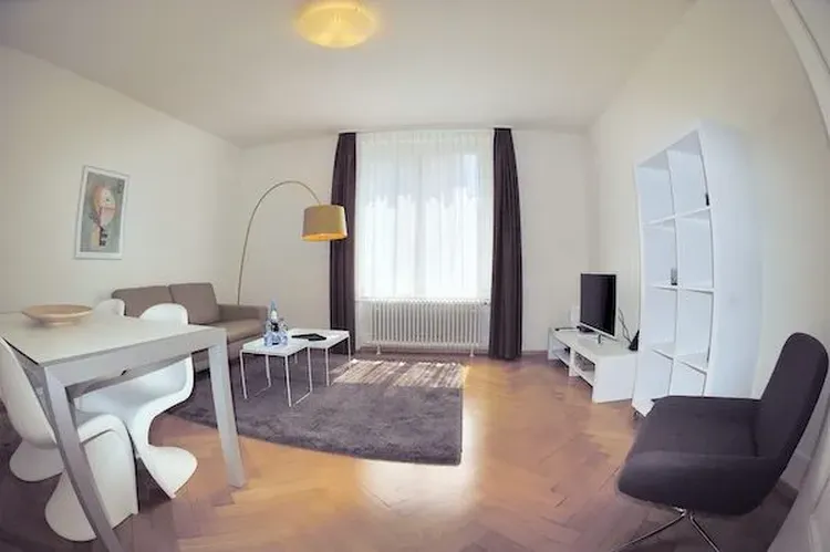 Nice two-bedrooms apartment close to Wollishofen train station.