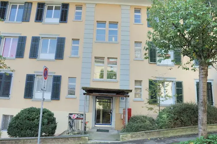 Nice two-bedrooms apartment close to Wollishofen train station. Interior 1