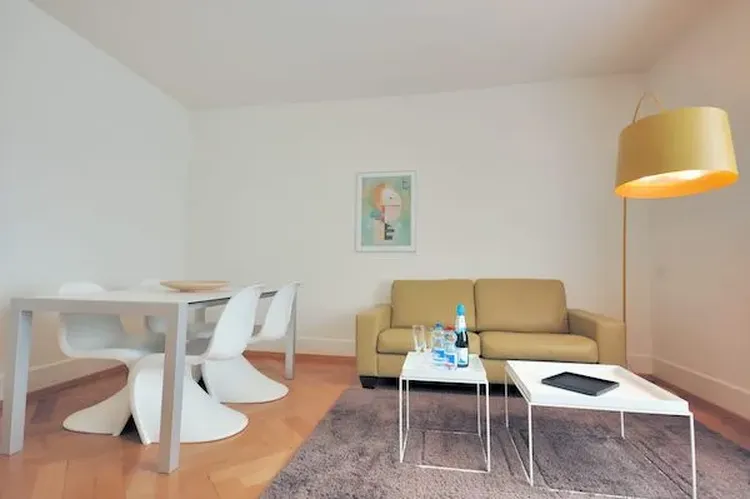 Nice two-bedrooms apartment close to Wollishofen train station. Interior 3