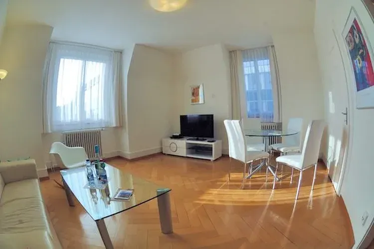 Nice two bedrooms apartment close to Wollishofen train station.