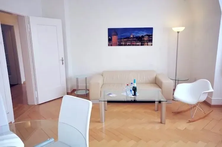 Nice two bedrooms apartment close to Wollishofen train station. Interior 4